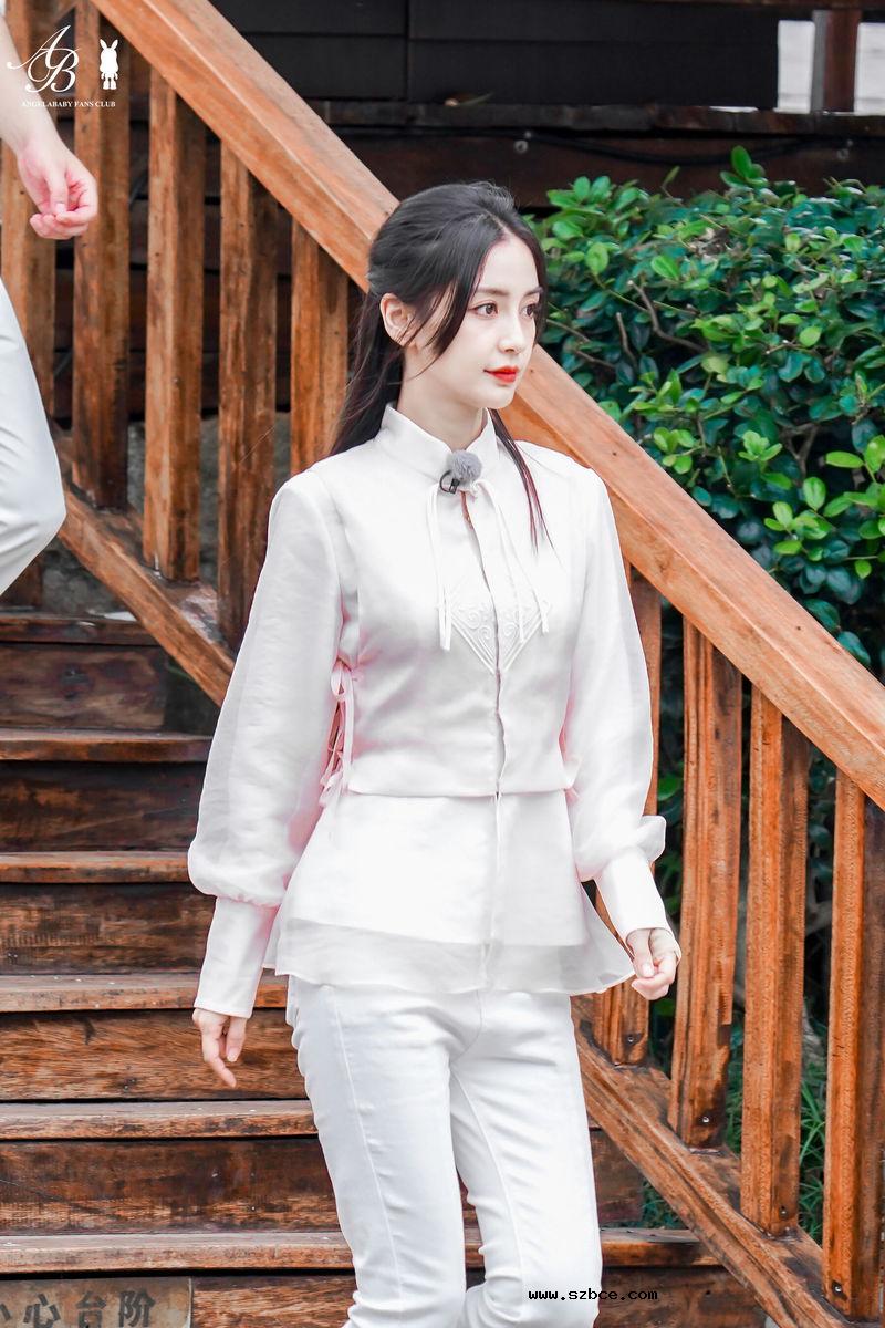 【AI作图】女星Angelababy 脱衣对比